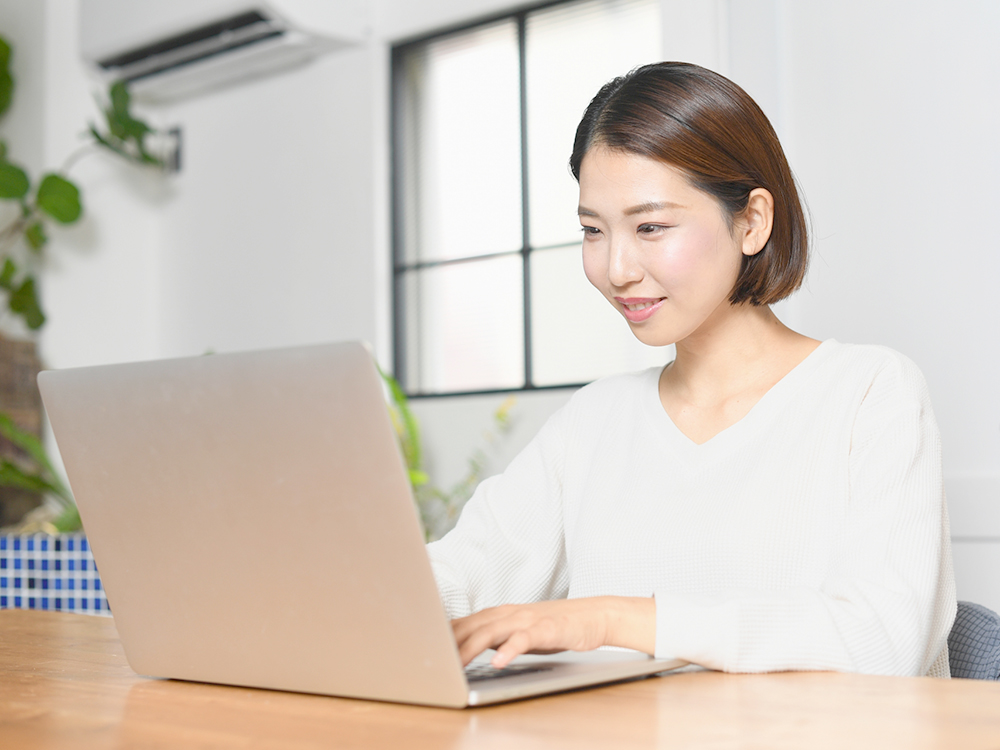 一般事務イメージ_女性_パソコン
